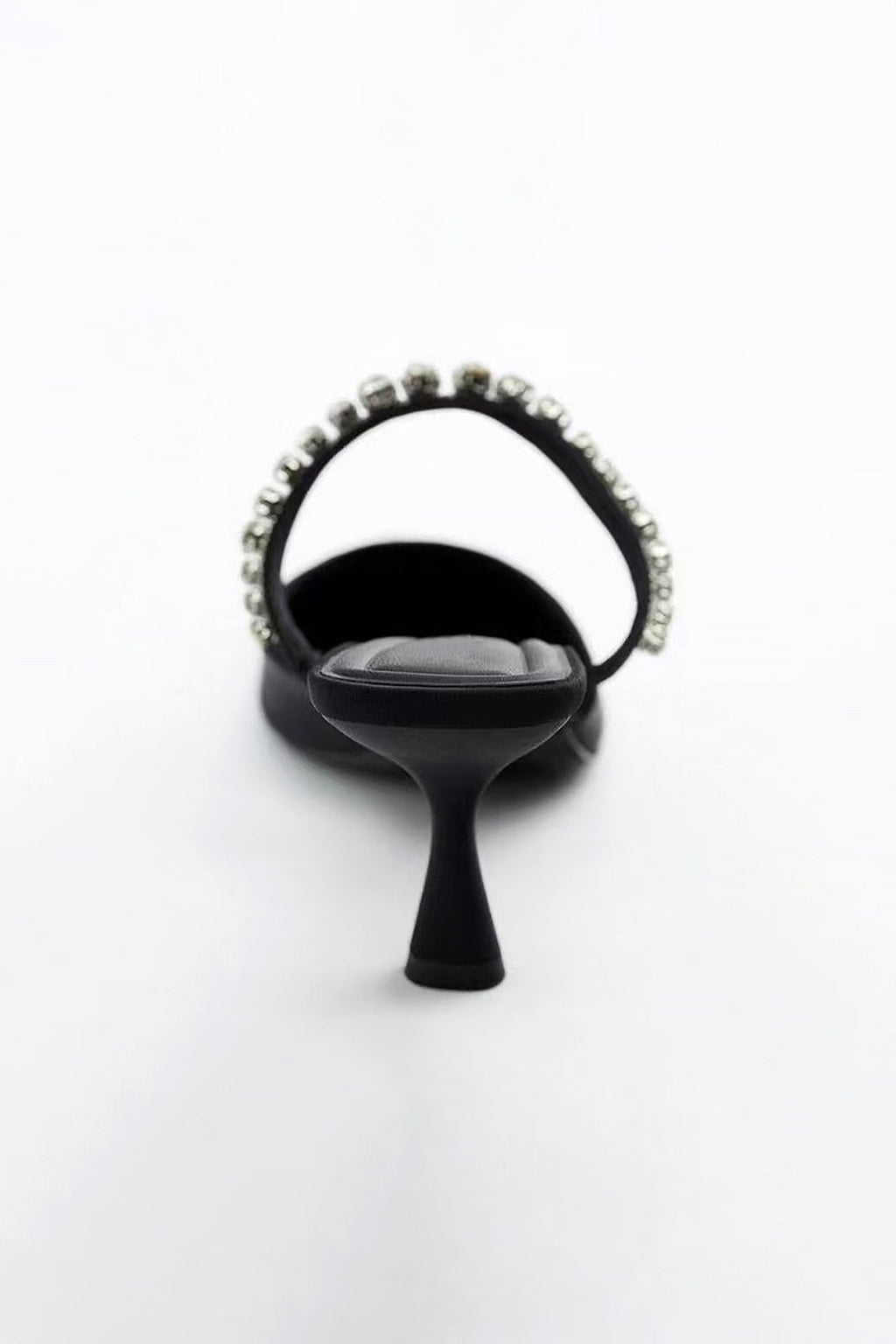 Sandalias de tacón alto con punta afilada adornadas con strass