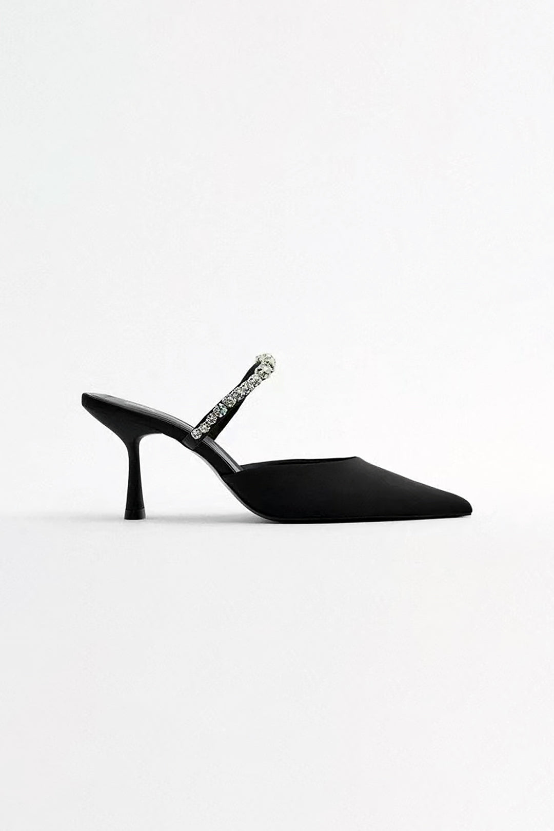 Sandalias de tacón alto con punta afilada adornadas con strass