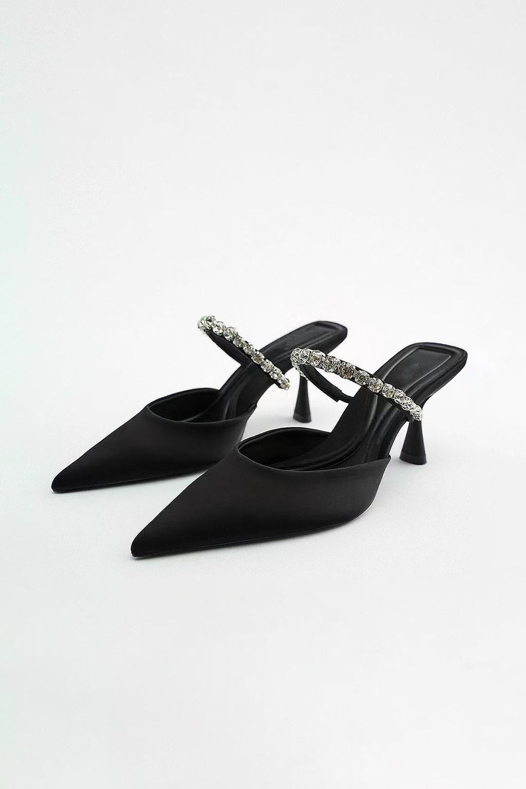 Sandalias de tacón alto con punta afilada adornadas con strass