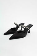 Sandalias de tacón alto con punta afilada adornadas con strass