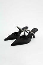 Sandalias de tacón alto con punta afilada adornadas con strass